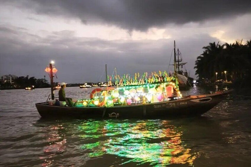 Exploring Hoi An City Tour at Beautiful Night 3