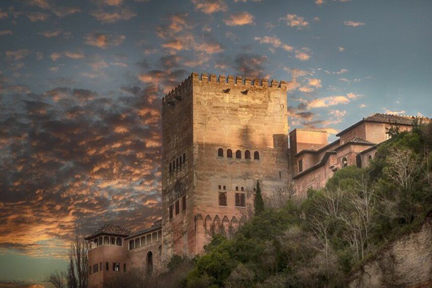 Guided tour surroundings Alhambra : Walls, Charles V Palace 3
