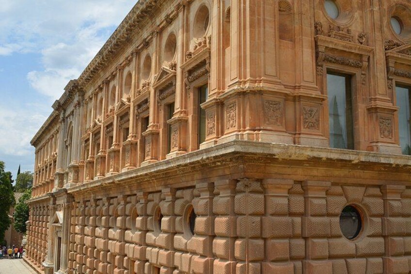Guided tour surroundings Alhambra : Walls, Charles V Palace 2