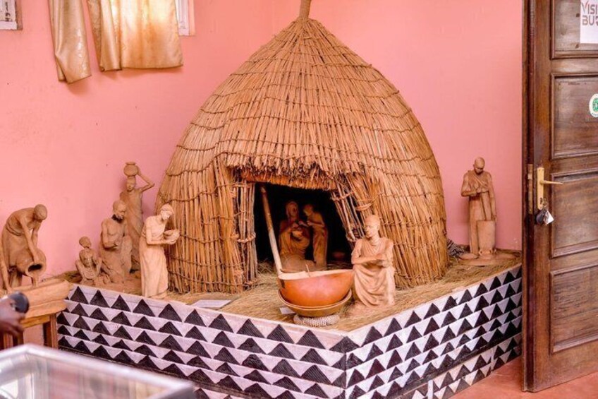 Een traditionele hut met mensen eromheen. 5