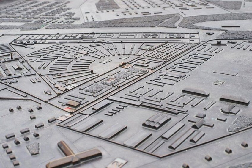 Een gedetailleerd model van de indeling van een militaire basis, met diverse gebouwen en constructies. 4