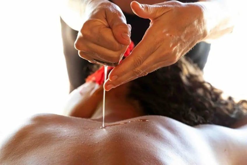 Una persona recibiendo tratamiento de acupuntura con agujas insertadas en la espalda. 4