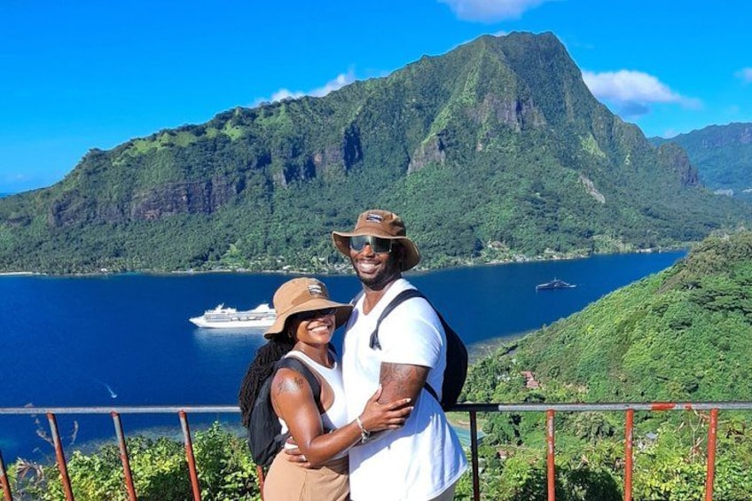 Una pareja abrazándose con un paisaje montañoso y una masa de agua al fondo. 5