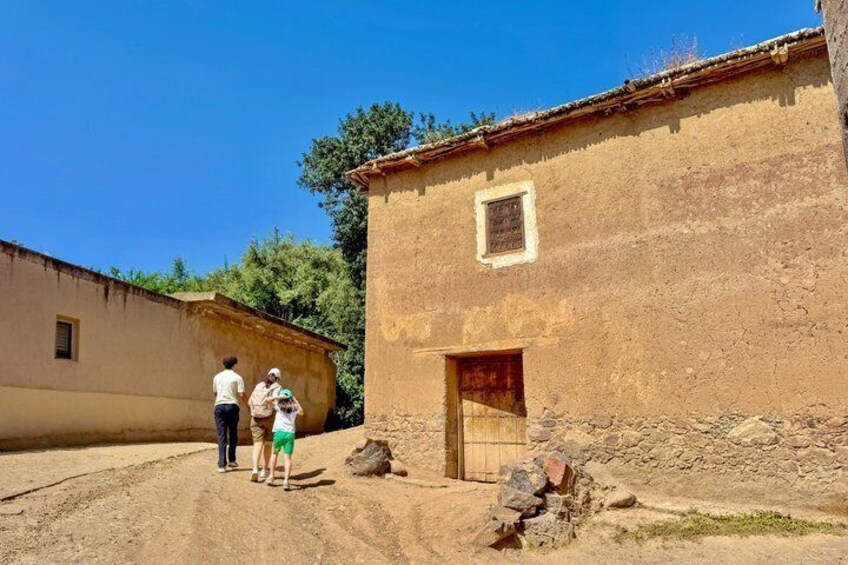 Un edificio rústico con suelo de tierra, una ventana pequeña y una puerta. 3