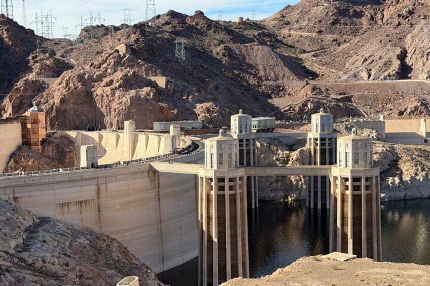 A dam with multiple spillways and a reservoir. 1