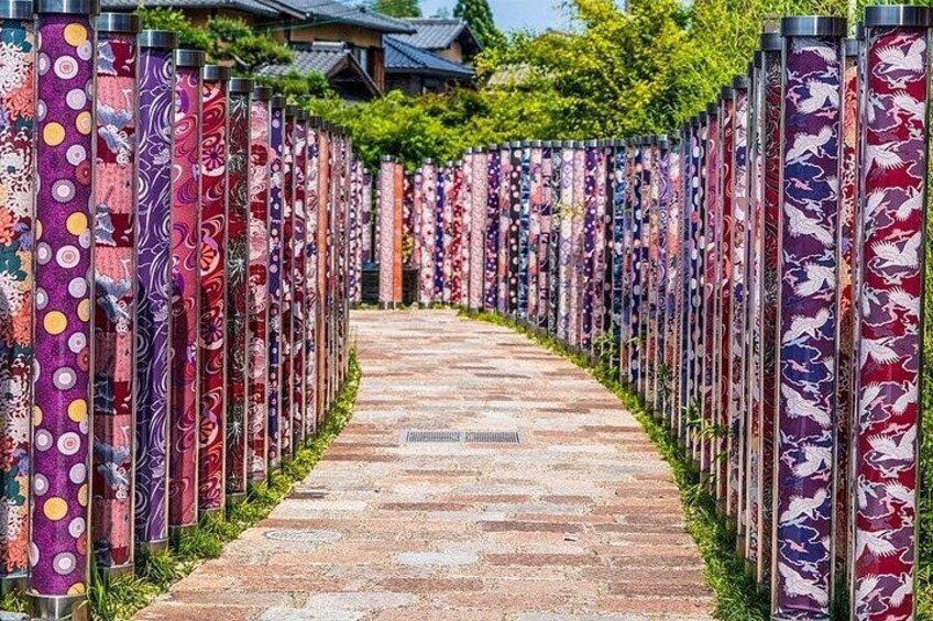 Un chemin bordé de piliers aux couleurs vives et aux motifs variés. 3