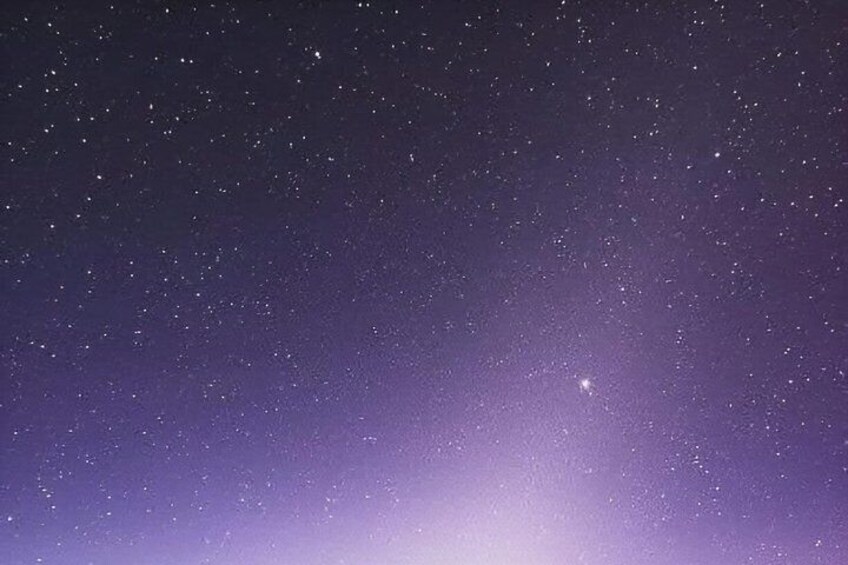 Cielo notturno stellato con un pianeta visibile. 2
