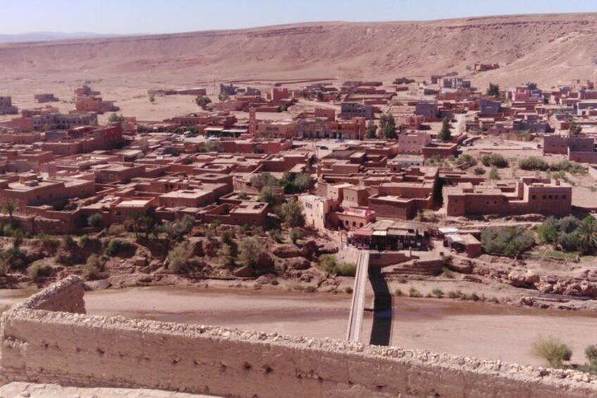 Una cittadina nel deserto con edifici in adobe e un fiume. 5