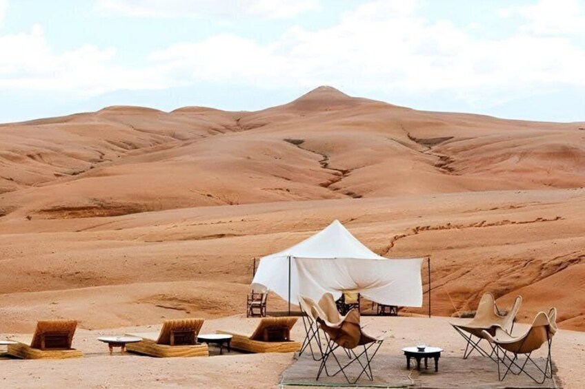 Campeggio nel deserto con tende e poltrone da relax. 3