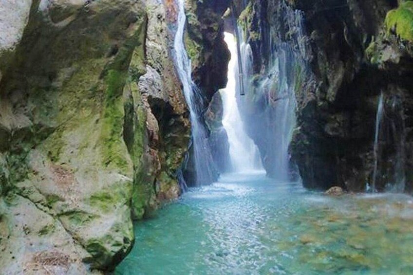 Una cascada en un cañón rocoso con agua cristalina. 5