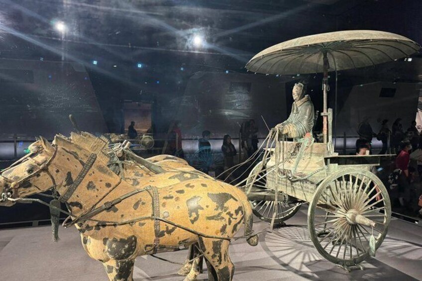 Ein historischer Streitwagen mit einer Figur, zwei Pferden und einem Baldachin. 3