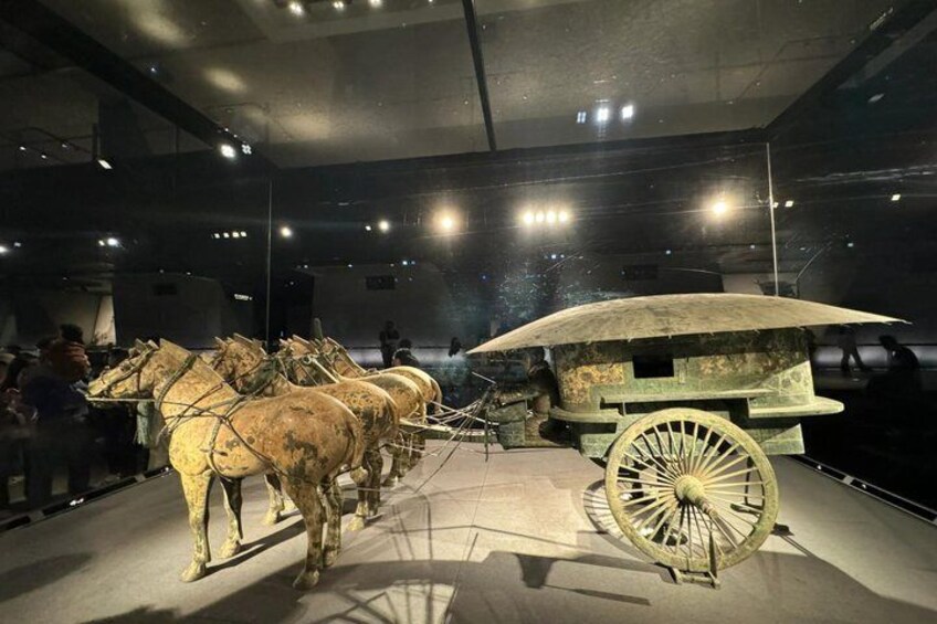 Eine Museumsausstellung mit einem Wagen und Pferden. 4