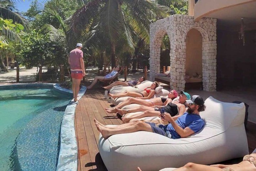 Piscina con persone che si rilassano su un lettino galleggiante. 3