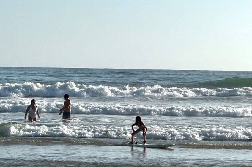 Personas surfeando olas en la playa. 5