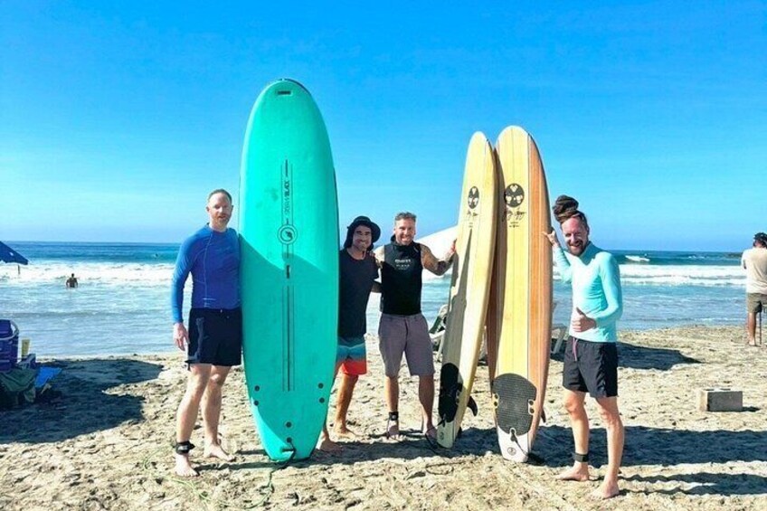 Un grupo de personas en una playa sosteniendo tablas de surf. 4