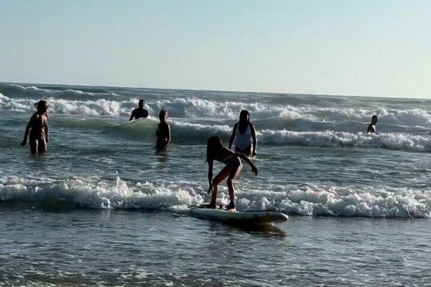 Personas practicando surf en el océano. 2