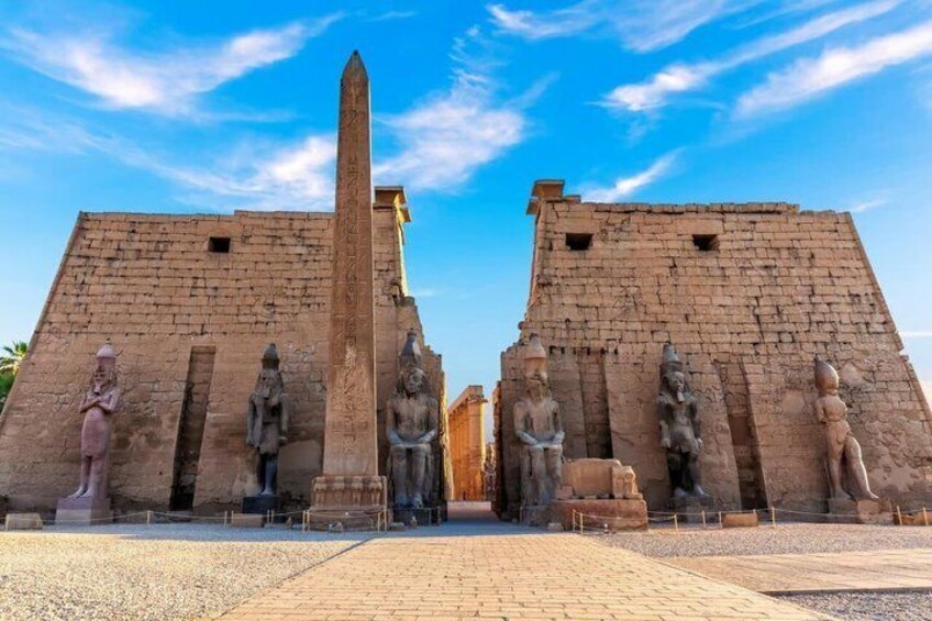 Una gran estructura de piedra con un obelisco alto y estatuas de figuras. 1