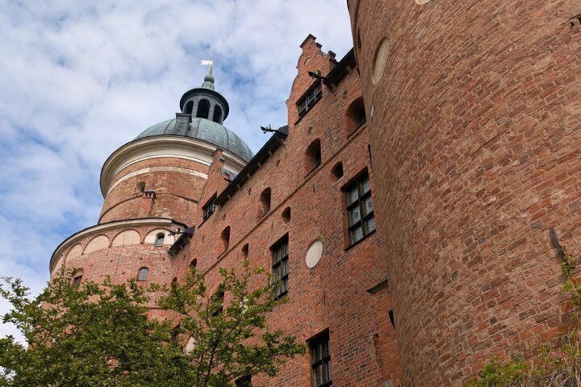 Ein historisches Backsteingebäude mit einer markanten Kuppel und Bogenfenstern. 5