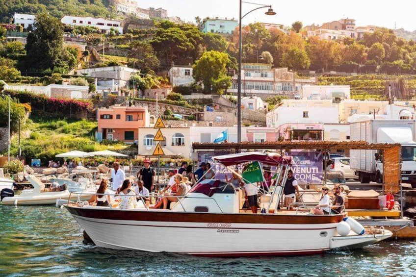 Un barco con pasajeros amarrado en un puerto con edificios al fondo. 5