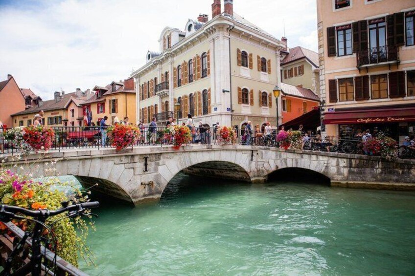 Un ponte di pietra sopra un canale, con edifici su entrambe le sponde. 4
