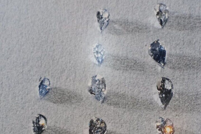 Une collection de pierres précieuses disposées sur une surface texturée. 4