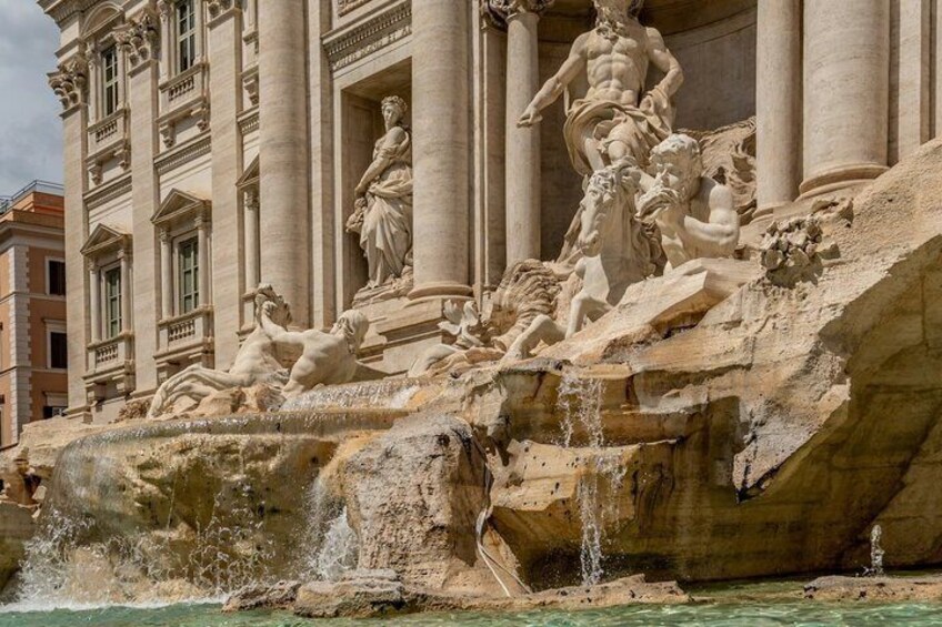 La Fontana di Trevi con esculturas y chorros de agua. 2
