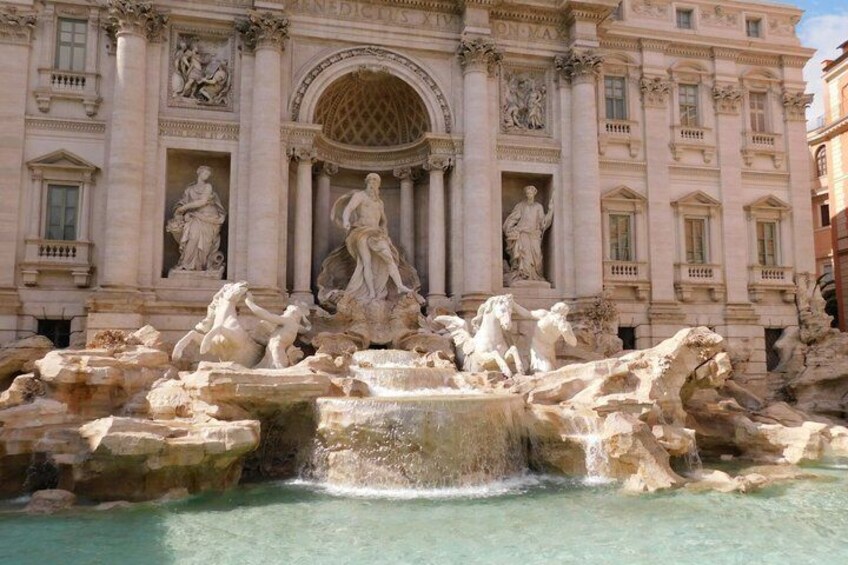 La Fontana di Trevi con esculturas y una cascada de agua. 4