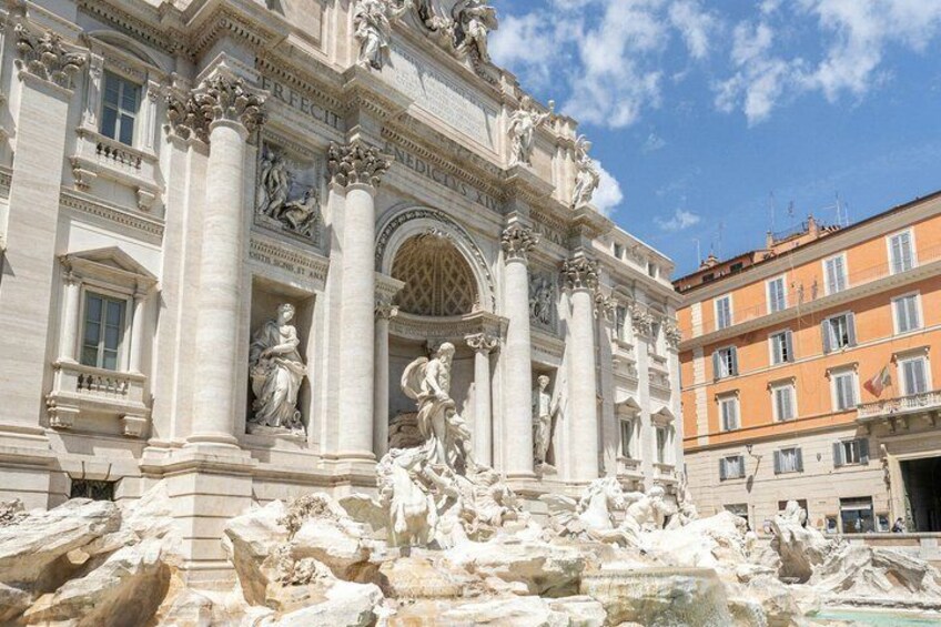 La Fontana di Trevi con arquitectura barroca y esculturas. 5