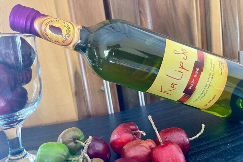 Eine Flasche Kalipso Pflaumenwein, ein Glas und Obst auf einem Tisch. 5