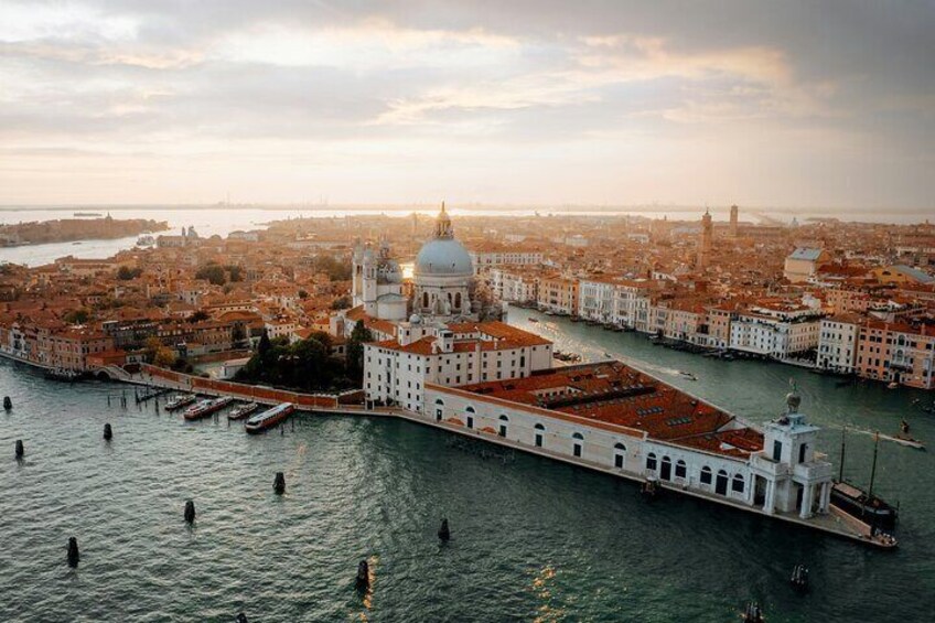 A panoramic view of Venice with the Grand Canal, historic buildings, and the Doge's Palace. 1