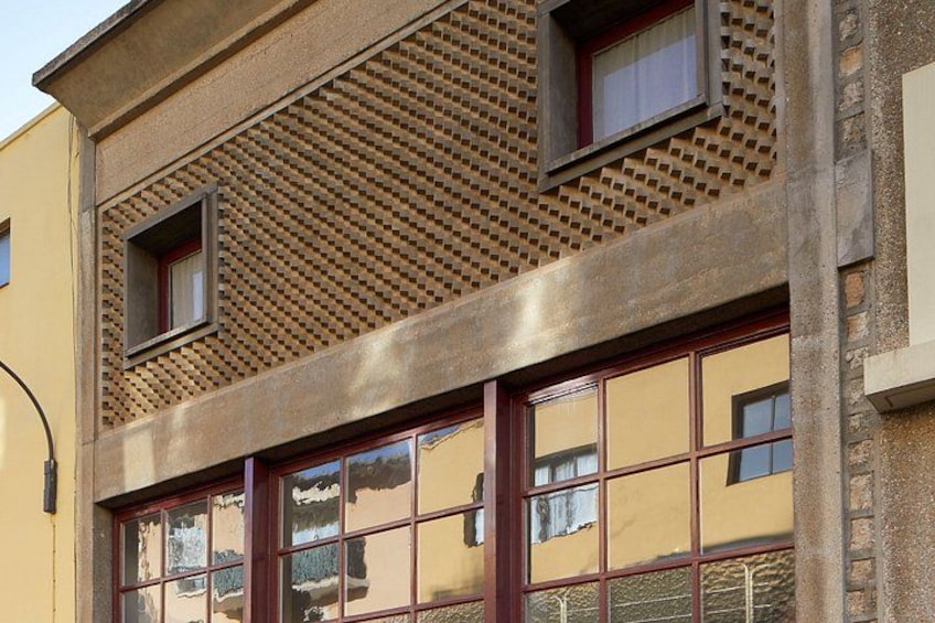En bygning med en detaljeret facade og store vinduer. 4