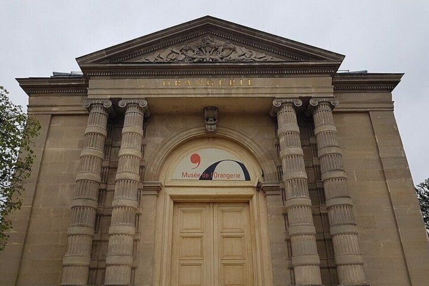 Un bâtiment classique, doté de colonnes et d’une enseigne indiquant : « Musée de l’Orangerie ». 3