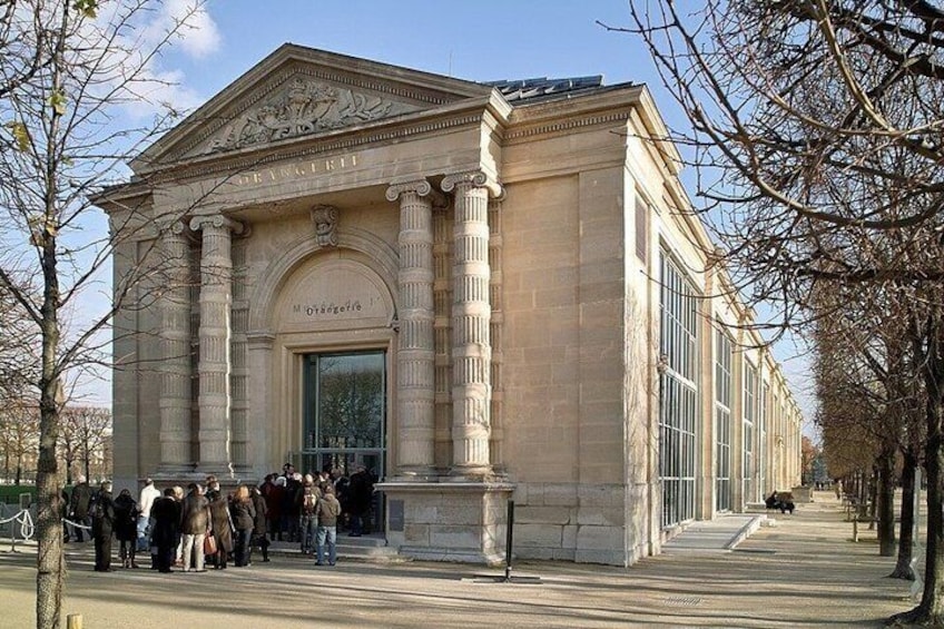 Un bâtiment de style classique, doté de colonnes et d’une grande entrée en arc de cercle. 1