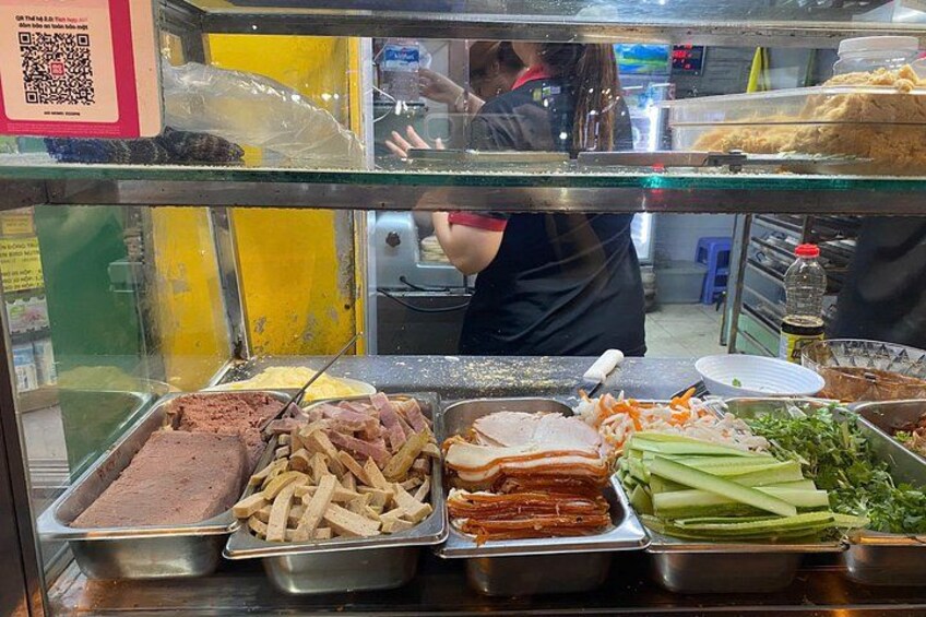 Una presentación de comida con bandejas de carne, papas fritas y verduras. 3