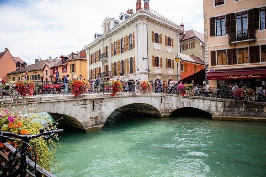 Un puente de piedra sobre un canal, flanqueado por edificios. 3