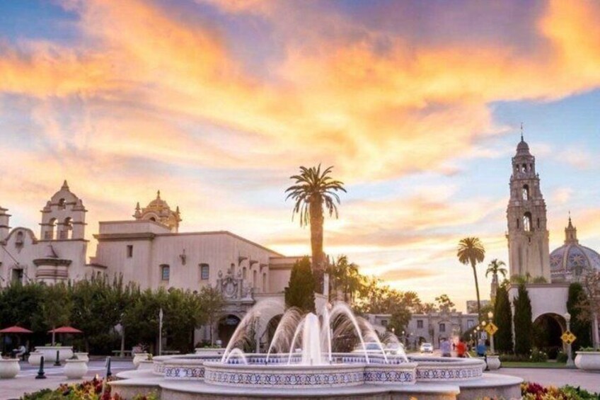 Une place historique agrémentée d’une fontaine, de palmiers et d’édifices de style colonial. 3