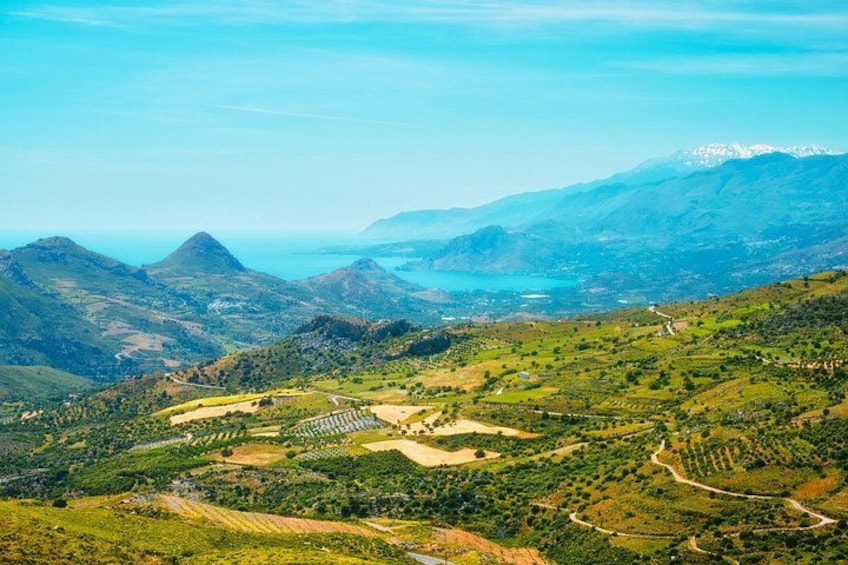 Paesaggio montuoso con una valle, un lago e una strada. 2