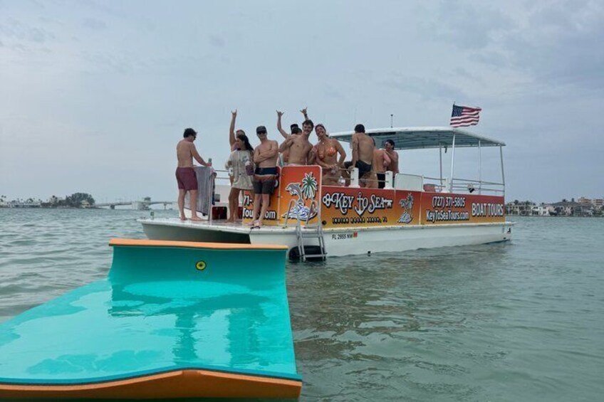 Un bote con pasajeros, un muelle y un puente al fondo. 4
