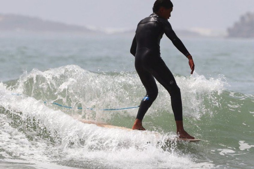 En person surfer på en bølge i havet. 2
