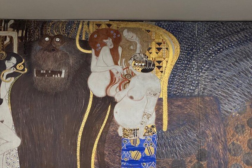 Et mosaik med en stor dyreform, en menneskelig figur og indviklede mønstre. 2