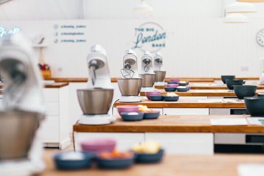 Een keuken met een staande mixer, kommen en een bordje met de tekst 'The Big London Bar'. 3
