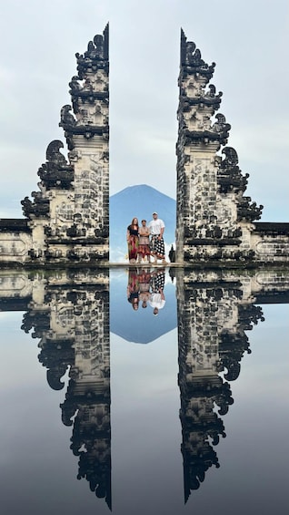 Een tempel met ingewikkelde gravures en een spiegelbeeld in het water. 5