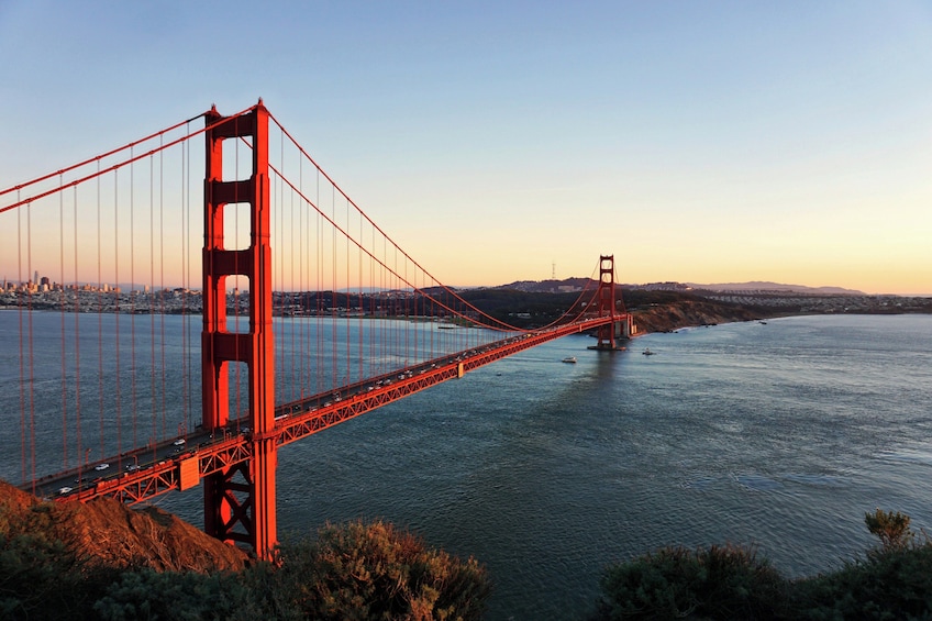 Le pont du Golden Gate enjambe une étendue d’eau, avec la silhouette d’une ville en arrière-plan. 1