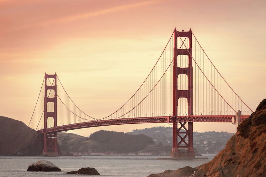Le pont du Golden Gate, avec ses deux tours et ses câbles de suspension, enjambe les eaux. 5