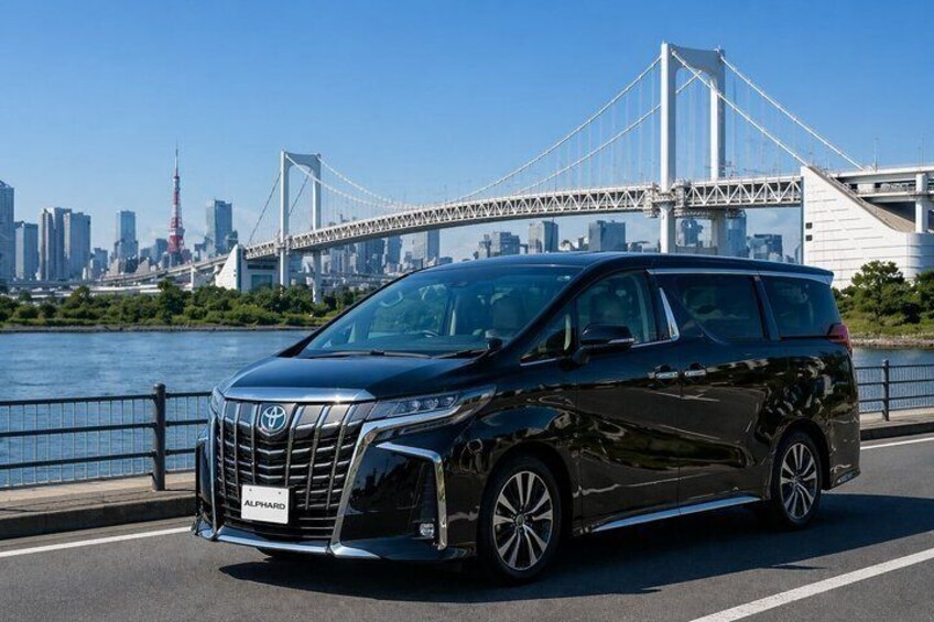 Un SUV negro Toyota sobre un puente, con el horizonte de una ciudad al fondo. 1
