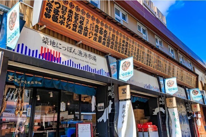 Una calle comercial con tiendas y letreros en japonés. 2