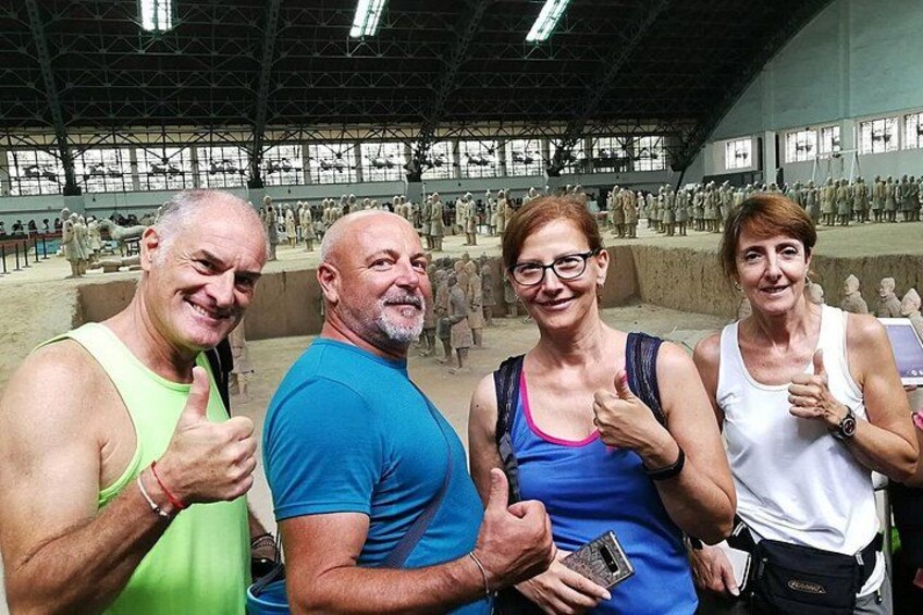 Een groep mensen in een ruimte, met veel beelden op de achtergrond. 5