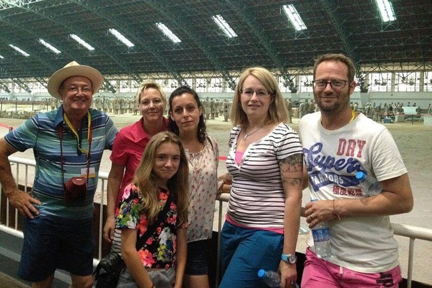 Een groep mensen in een overdekte sportarena met een hoge nok en zitplaatsen. 2