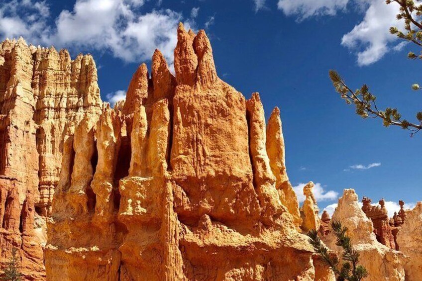 Paisaje desértico con destacadas formaciones de arenisca y un cielo azul despejado. 4