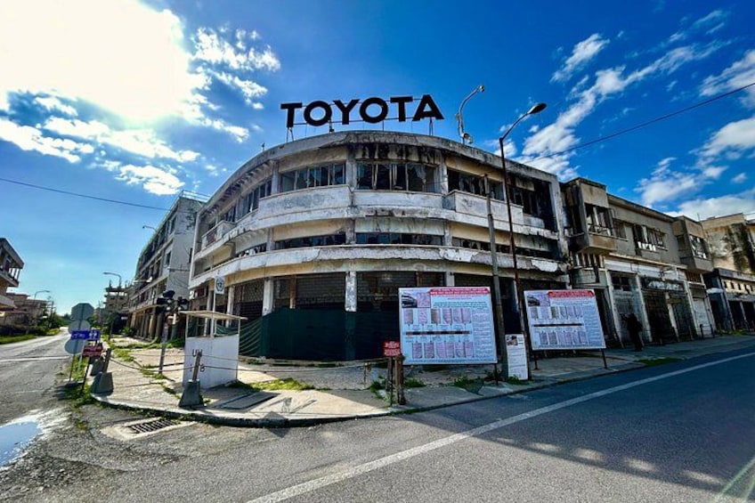Un edificio de varios pisos con la palabra 'TOYOTA' en la parte superior. 1